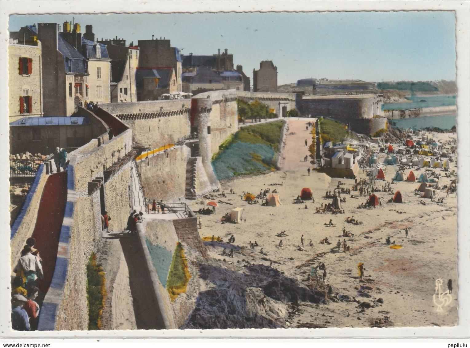139 DEPT 35 : édit. Les Tirage Moderne N° 43 : Saint Malo La Plage Bon-Secours Et Les Remparts - Saint Malo