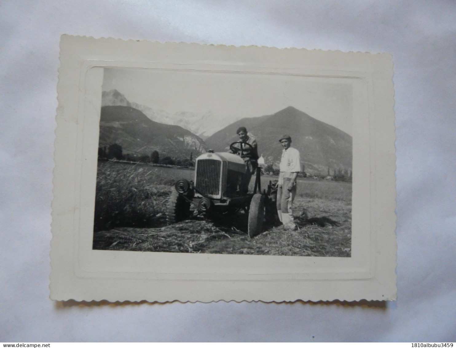 PHOTO ANCIENNE (8 X 10,5 Cm) : Scène Animée (fauchage Du Blé) - Tracteur 1930 - Lieux