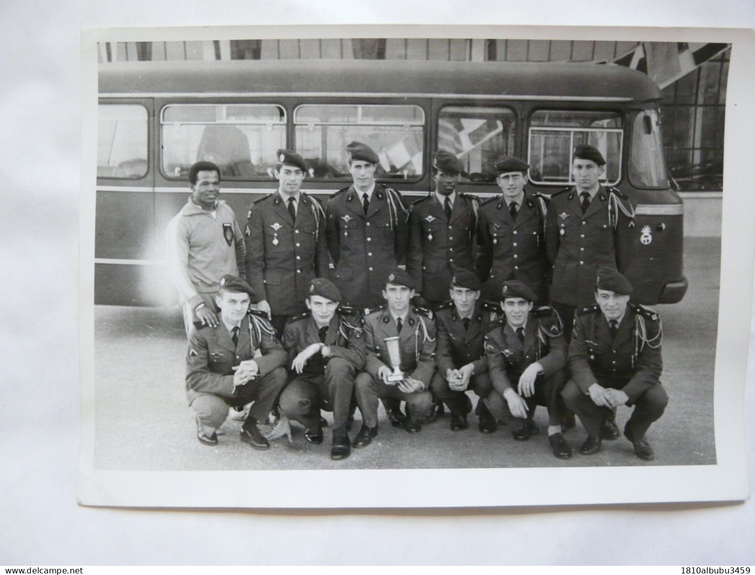 PHOTO ANCIENNE (18 X 12,5 Cm) : Scène Animée - Soldats - Coupe Sportive - Guerre, Militaire