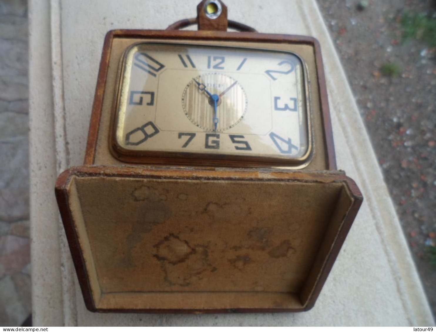 Ancien Reveil De Voyage MARQUE D. E . P.  MALLETTE CUIR AVEC INICIALLE  L P  10.5  X 8  X 6 CM. FONCTIONNE - Alarm Clocks