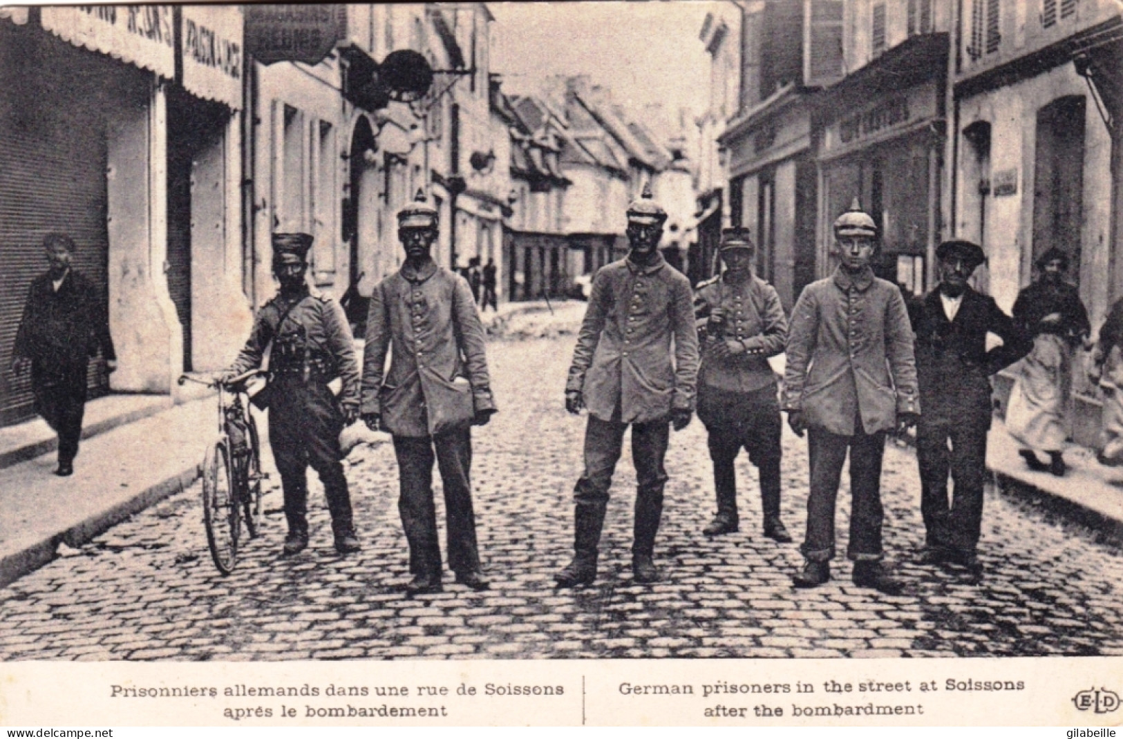 02 - Aisne -  Prisonniers Allemands Dans Une Rue De SOISSONS Apres Le Bombardement - Soissons