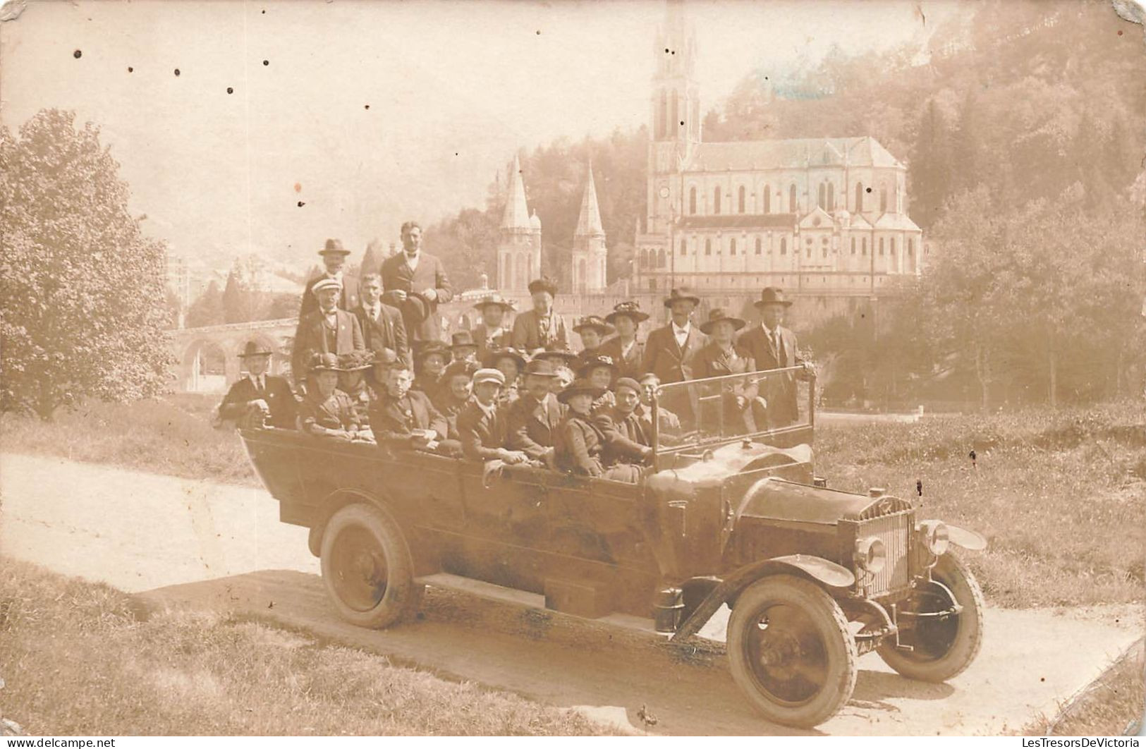 CARTE PHOTO - Familles - Voiture - Maisons Derrière - Route - Carte Postale Ancienne - Fotografía