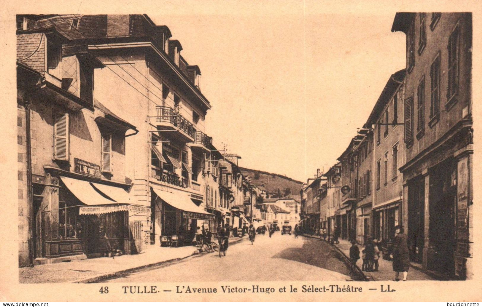 CPA TULLE. Avenue Victor Hugo, Sélect Théatre. Chaudronnerie Meydel, Café Sélect. - Tulle