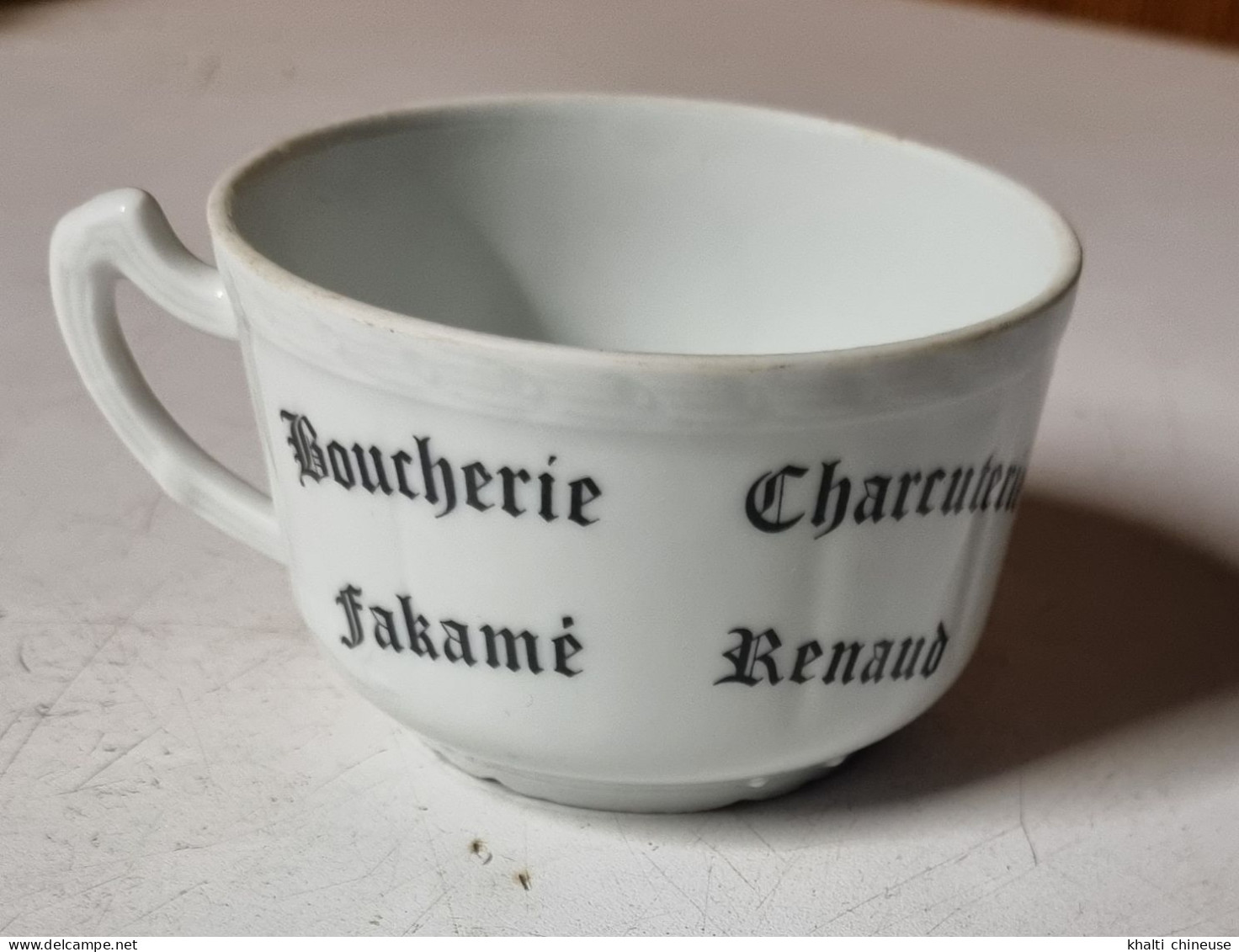 Tasse Publicitaire En Porcelaine Blanche Fleurie Vintage - Tassen