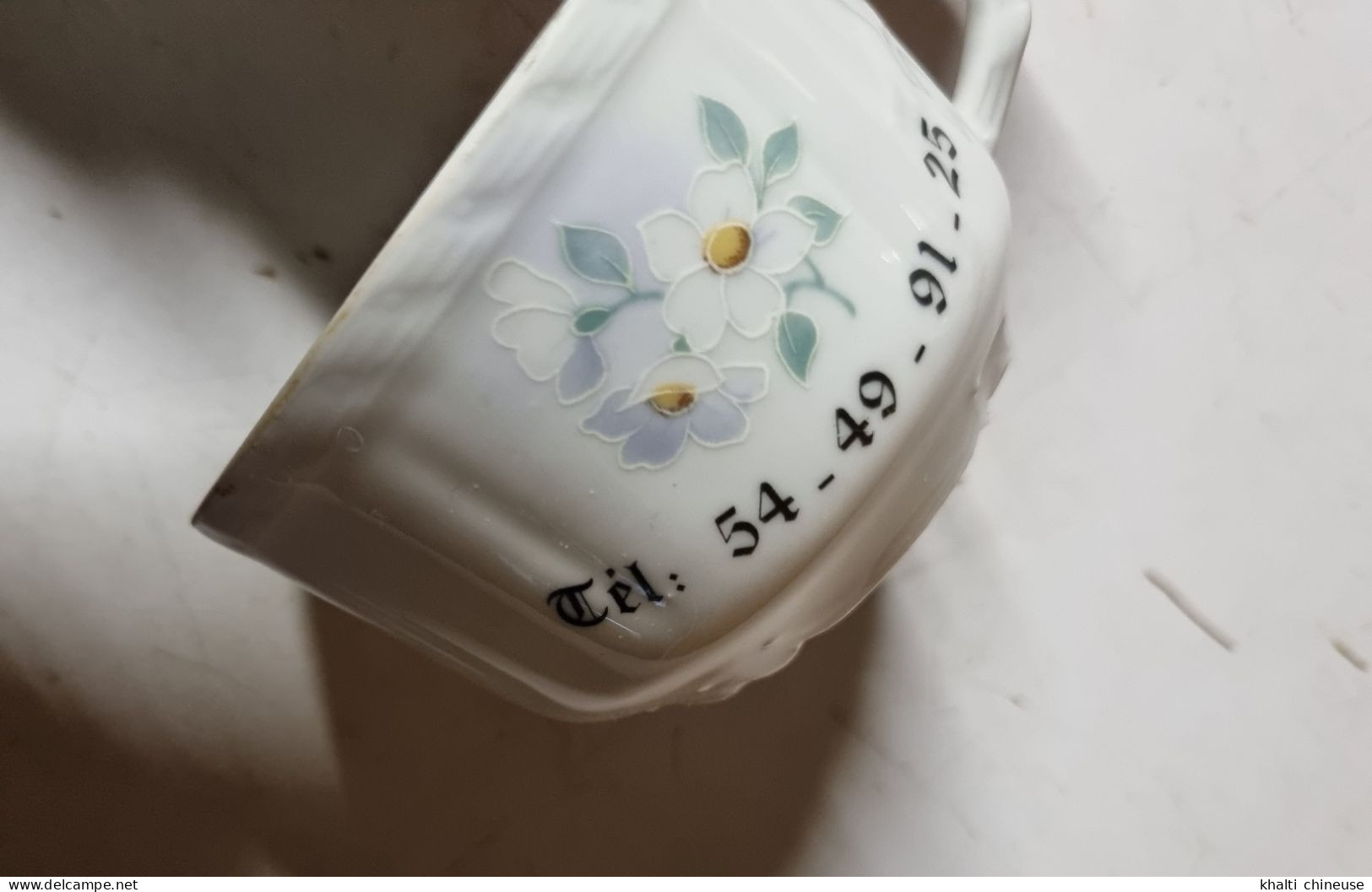 Tasse Publicitaire En Porcelaine Blanche Fleurie Vintage - Tasses