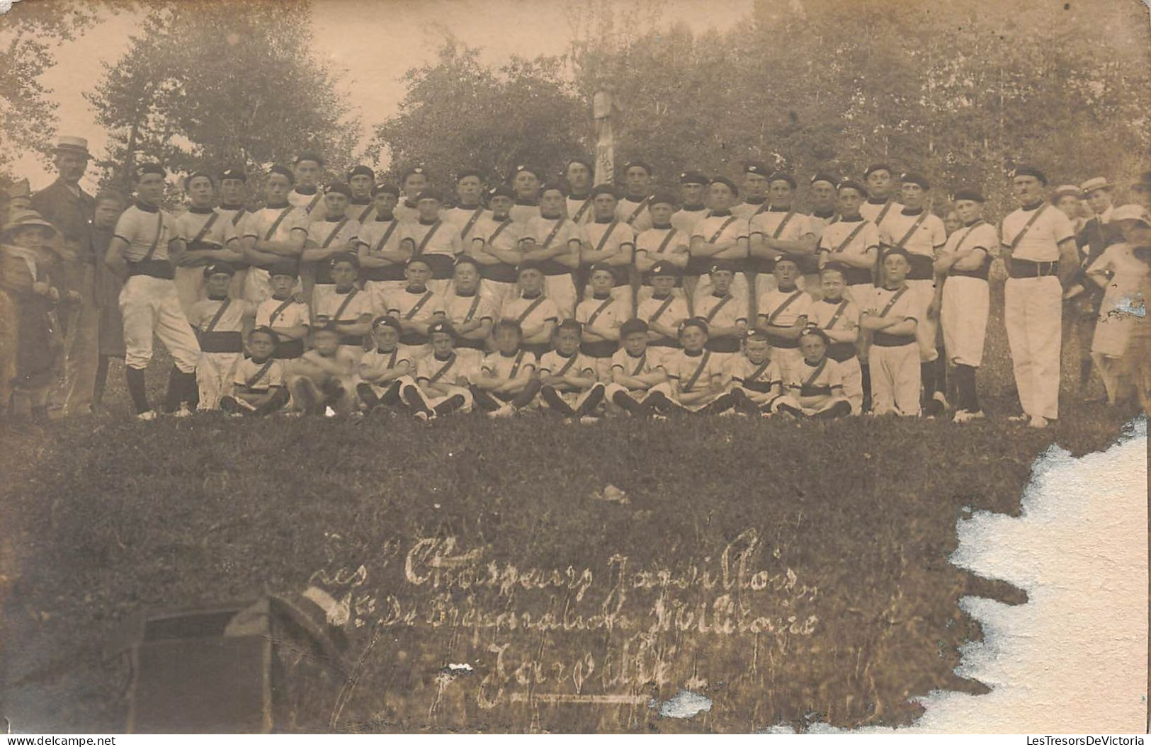 MILITARIA - Uniformes - Militaire - Hommes - Enfants - Carte Postale Ancienne - Uniformen