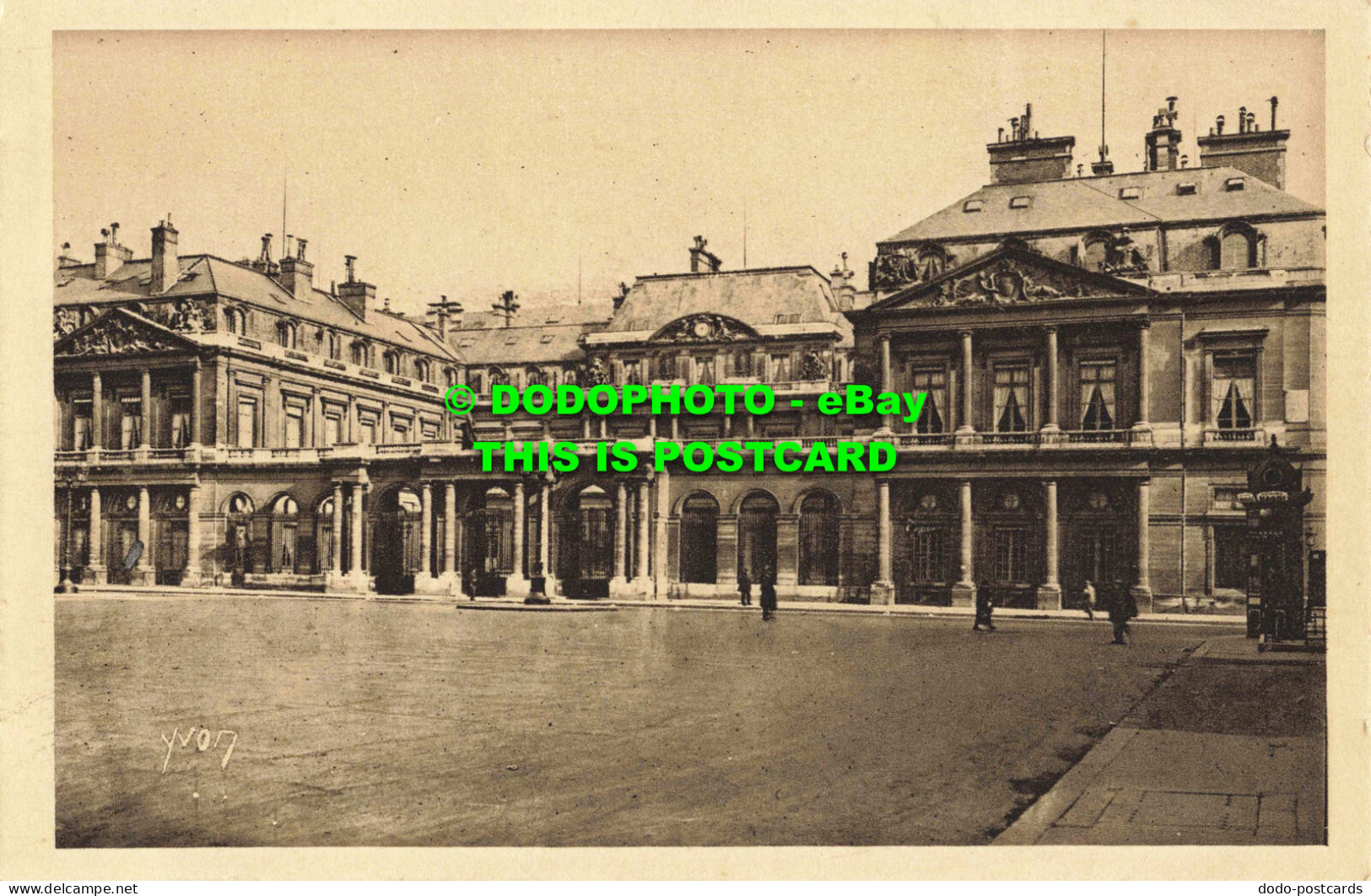 R559649 Paris. En Flanant. Royal Palace Square. Yvon - Monde