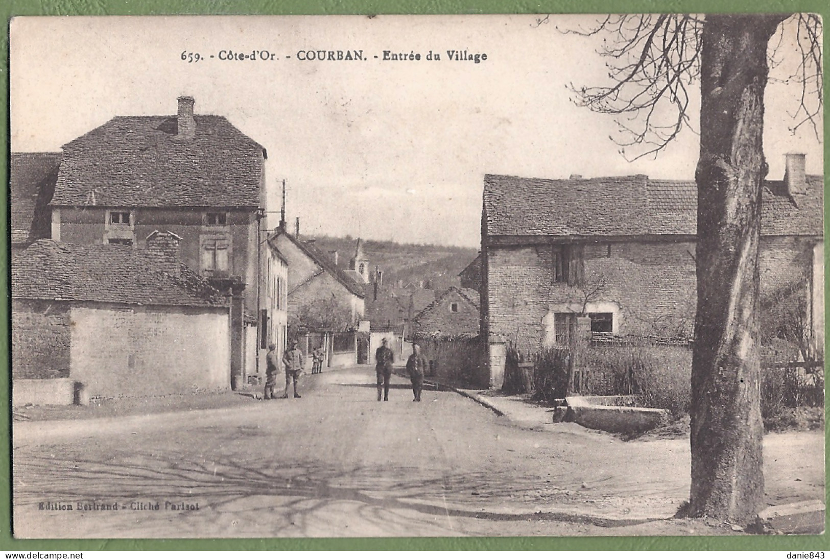 CPA Vue Peu Courante - COTE D'OR - COURBAN - ENTRÉE DU VILLAGE - Animation - Other & Unclassified