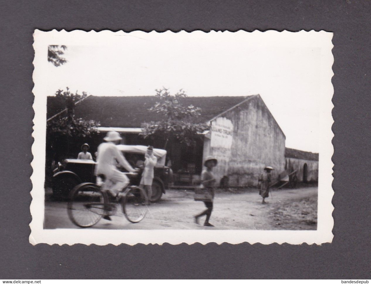Photo Originale Snapshot Colonies Francaises Indochine Tonkin Village De Thuong Dinh Oldtimer Car Velo  (52938) - Asie