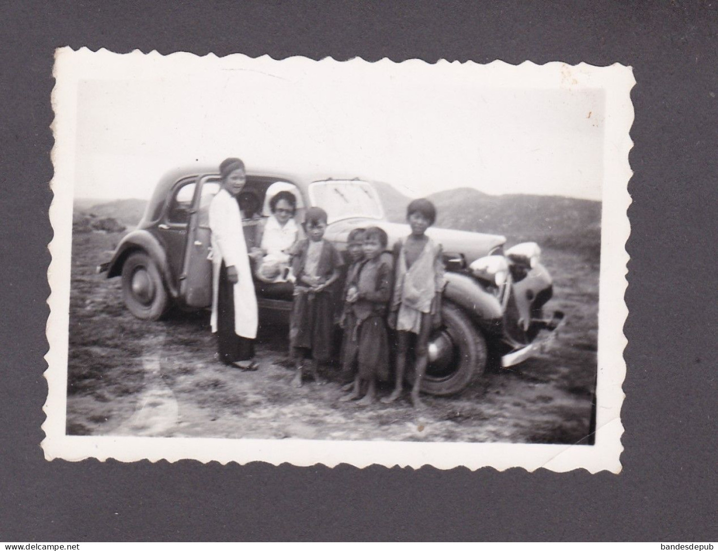 Photo Originale Snapshot Colonies Francaises Indochine Oldtimer Car Voiture Citroen Traction Avant Enfants Indigenes - Asie