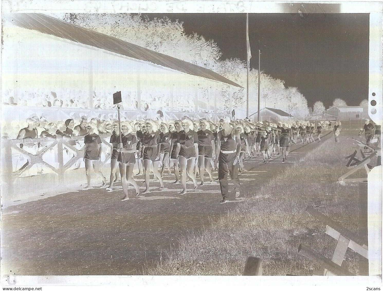 Dépt 92 - CLICHY - Ensemble de 4 PLAQUES DE VERRE anciennes (1943) - SALUT HITLÉRIEN devant les tribunes du stade - WW2