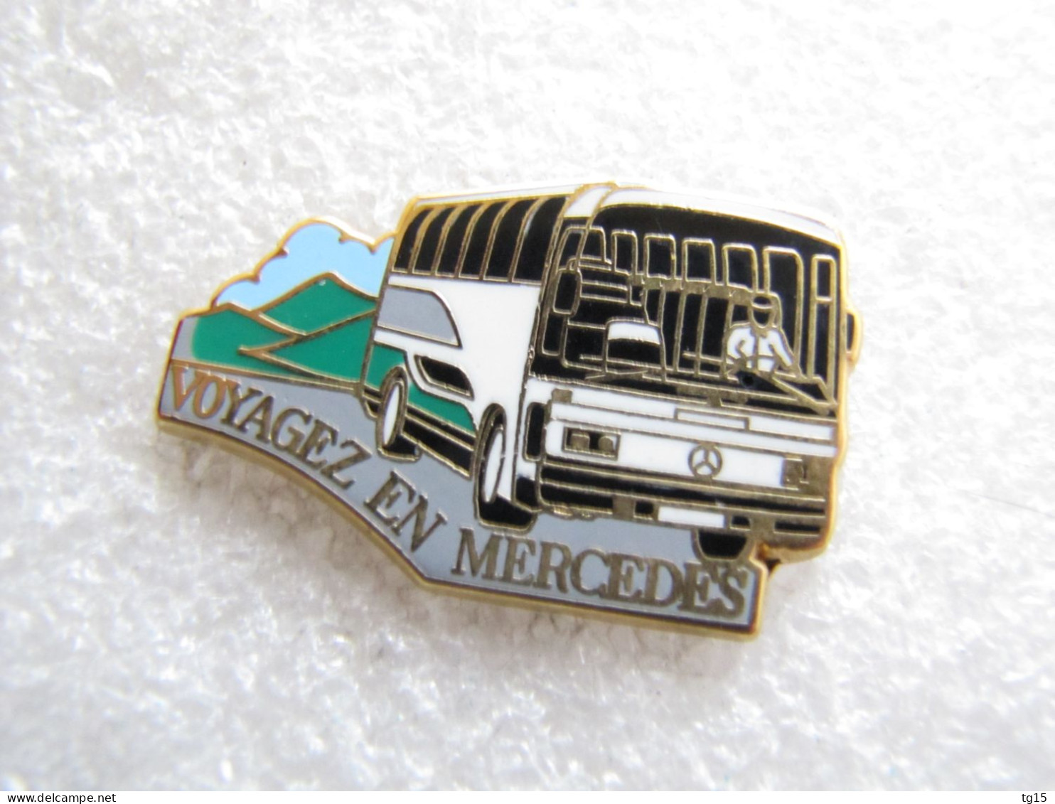 PIN'S   BUS  AUTOBUS MERCEDES-BENZ  Zamak  ARTHUS BERTRAND - Transports