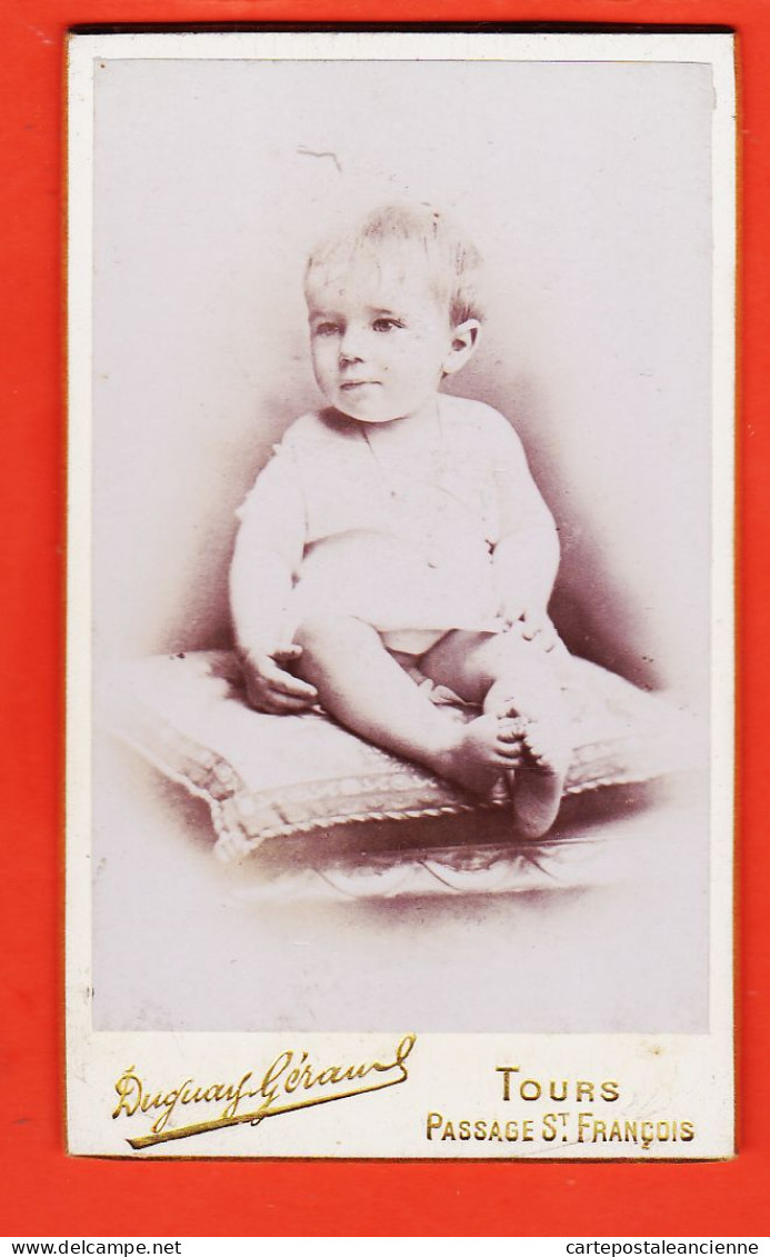 09832 / ⭐ Photo CDV 37-TOURS 1890s ◉ Bébé Assis Sur Coussin (2) ◉ Photographie DUGUAY-GERAUD Passage SAINT-FRANCOIS - Anonieme Personen