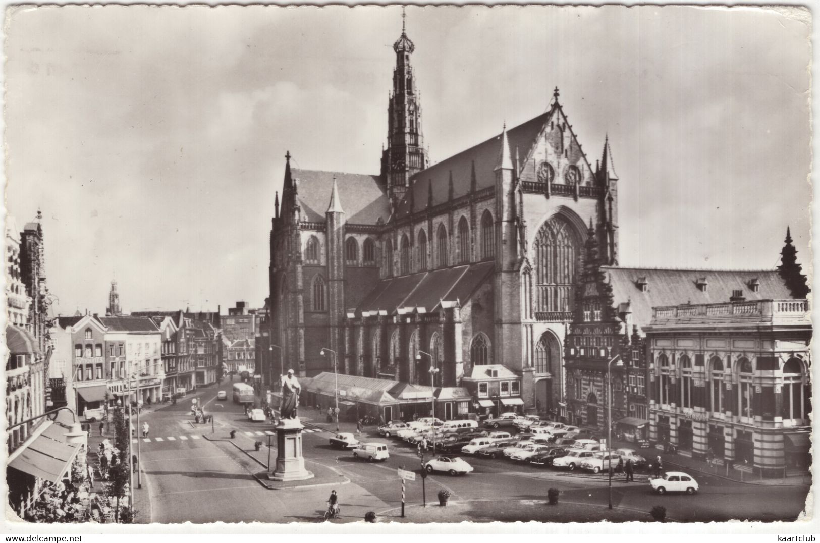 Haarlem: FIAT 600, SKODA SPARTAK, CITROËN DS, RENAULT DAUPHINE, DKW 3=6, VW T-BUS, 1200 KÄFER/COX -Grote Markt (Holland) - Passenger Cars