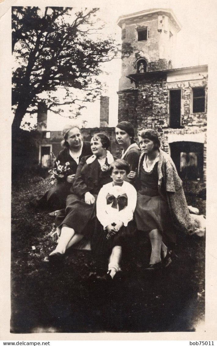 Carte Photo De Quatre Femmes élégante Avec Une Jeune Fille Assise Dans La Cour D'une Maison En Ruine En 1932 - Persone Anonimi