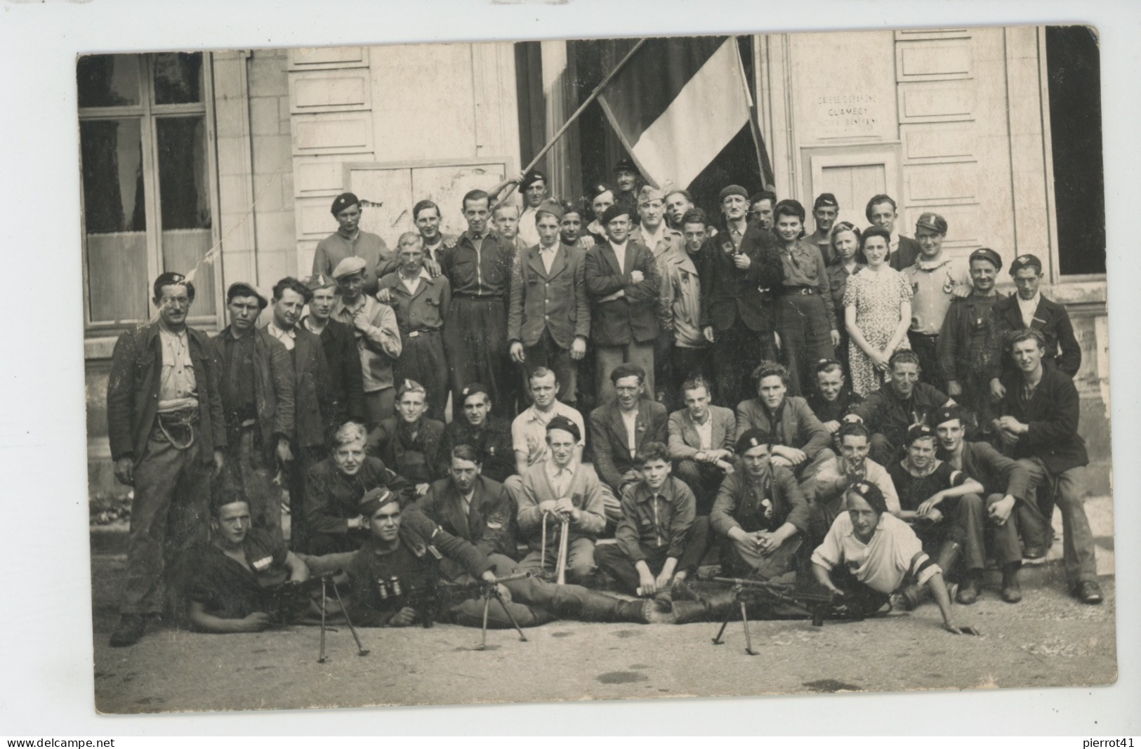 GUERRE 1939-45 - CLAMECY - Belle Carte Photo Montrant L'Armée De Libération De CLAMECY Devant La Caisse D'Épargne - Clamecy