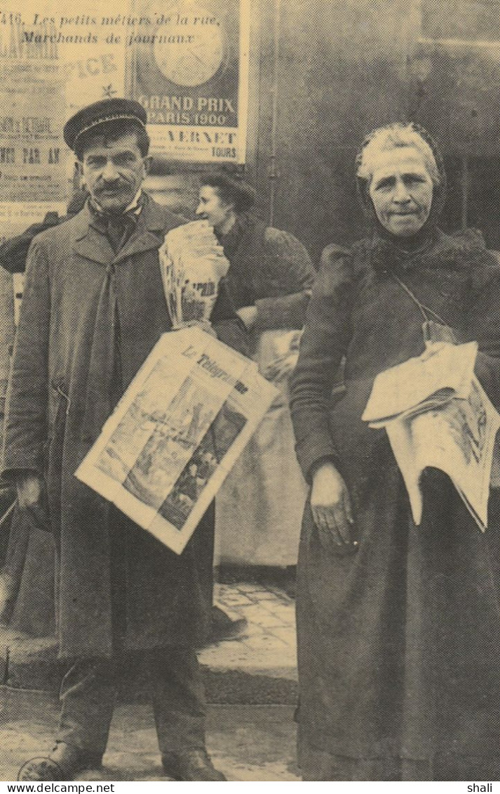 COPIE DE CARTE POSTALE ANCIENNE MARCHANDS DE JOURNAUX - Street Merchants