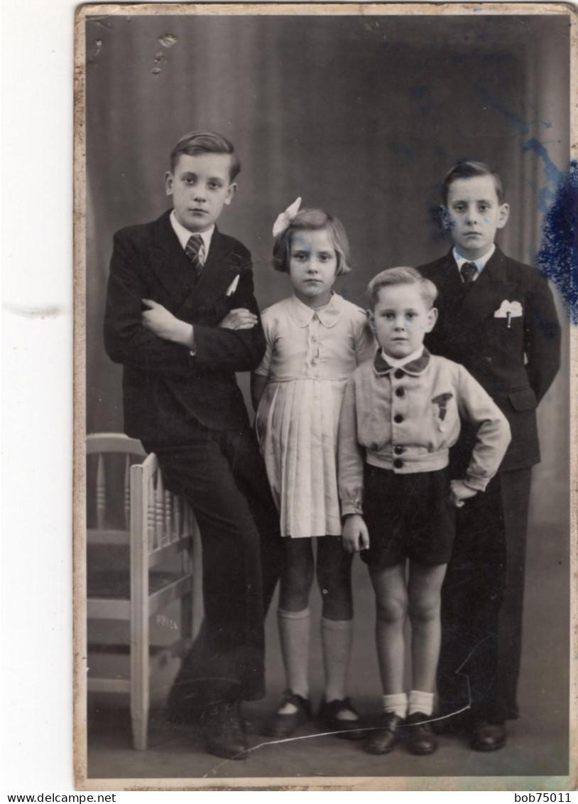 Carte Photo D'une Jeune Fille élégante Avec Trois Jeune Garcons Posant Dans Un Studio Photo - Anonieme Personen