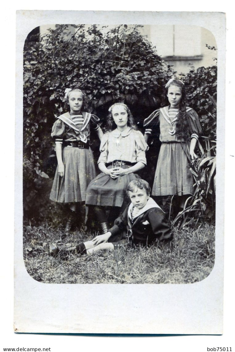 Carte Photo De Trois Jeune Fille élégante Avec Un Jeune Garcon Posant Dans Leurs Jardin Vers 1910 - Persone Anonimi