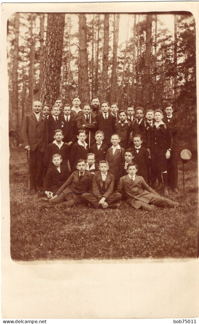 Carte Photo D'une Classe De Jeune Garcon élégant Avec Leurs Professeur Posant Dans Un Bois Vers 1920 - Persone Anonimi