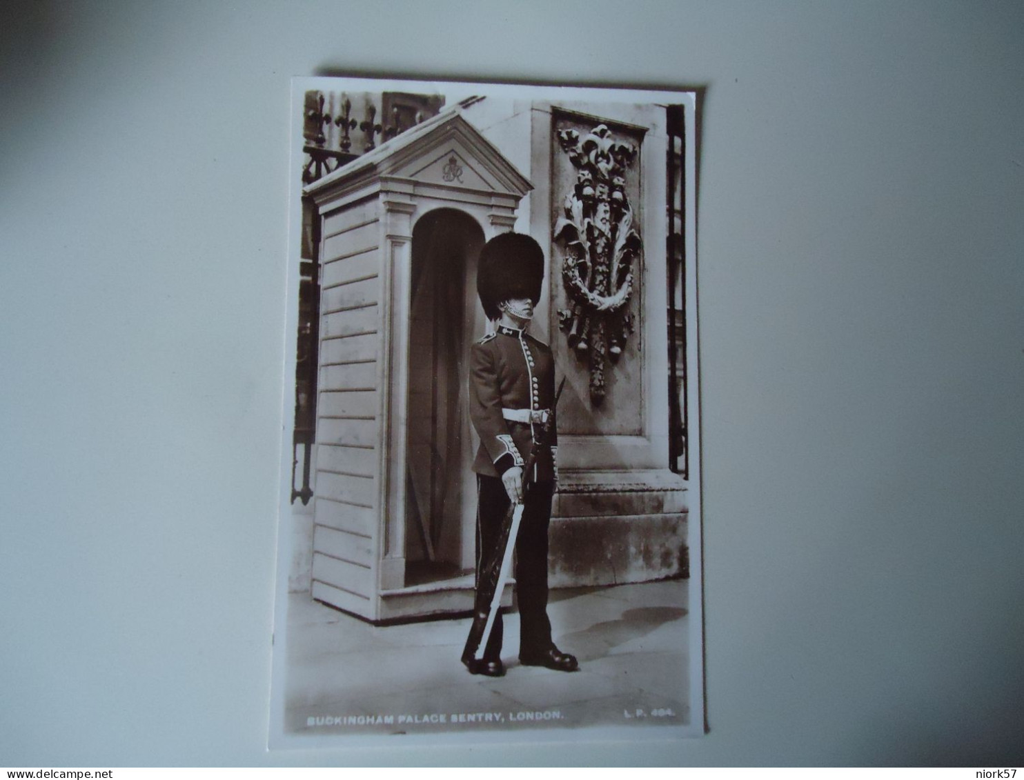 UNITED KINGDOM   POSTCARDS  1950 LONDON SOLDIER   MORE  PURHASES 10% DISCOUNT - Sonstige & Ohne Zuordnung