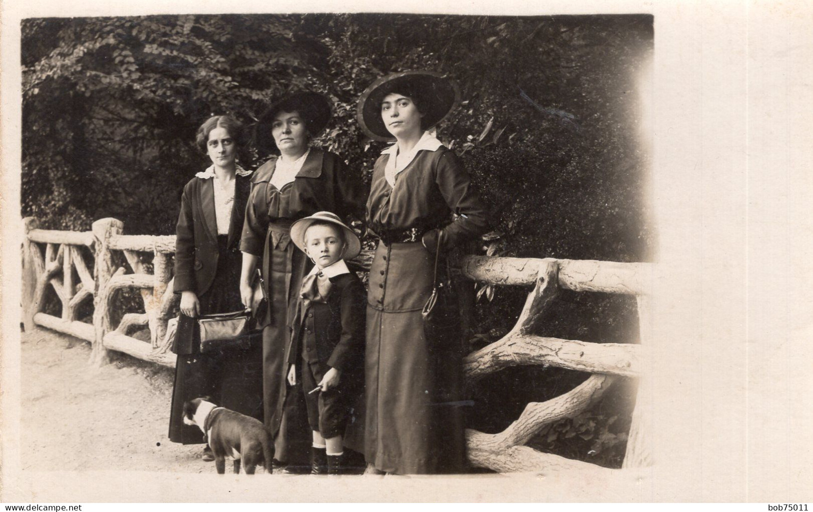 Carte Photo De Trois Femmes élégante Avec Un Jeune Garcon Et Leurs Chien Posant Sur Un Pont Vers 1910 - Anonieme Personen