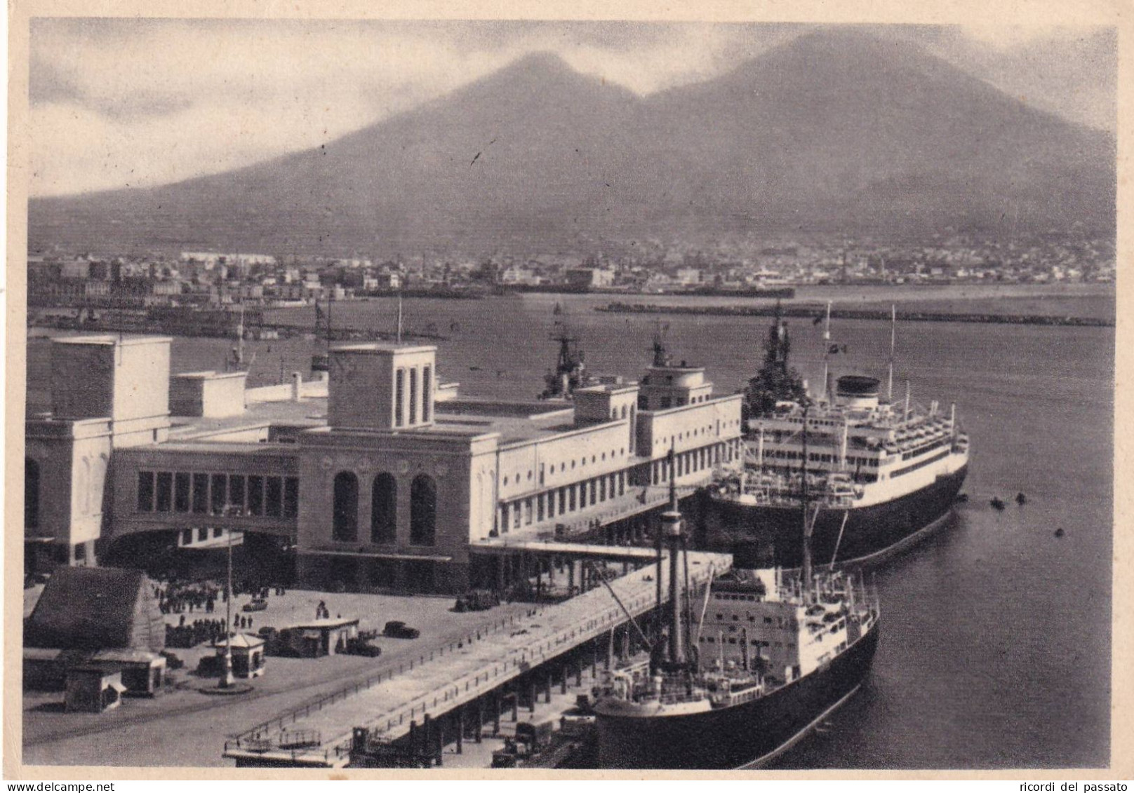 Cartolina Napoli - Stazione Marittima E Vesuvio ( Navi In Bellavista ) - Napoli (Neapel)