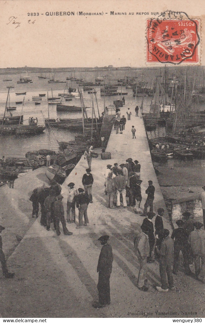 56 QUIBERON   MARINS AU REPOS SUR LA JETEE...avec Nombreux Sardiniers Dans Le Port     TB PLAN  1909        RARE - Quiberon