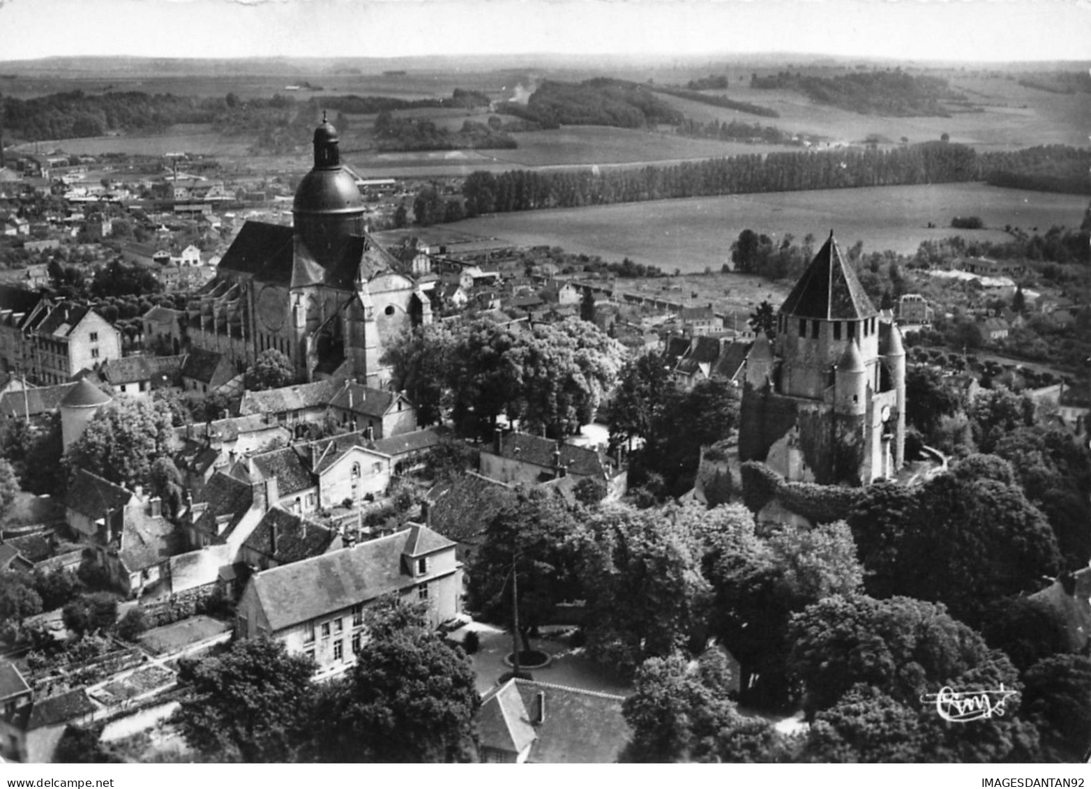 77 PROVINS #20720 VUE AERIENNE TOUR DE CESAR ET EGLISE SAINT QUIRIACE - Provins