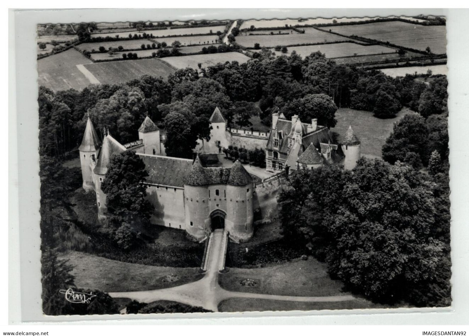 18 AINAY LE VIEIL VUE AERIENNE LE CHATEAU NÂ°16147 - Ainay-le-Vieil