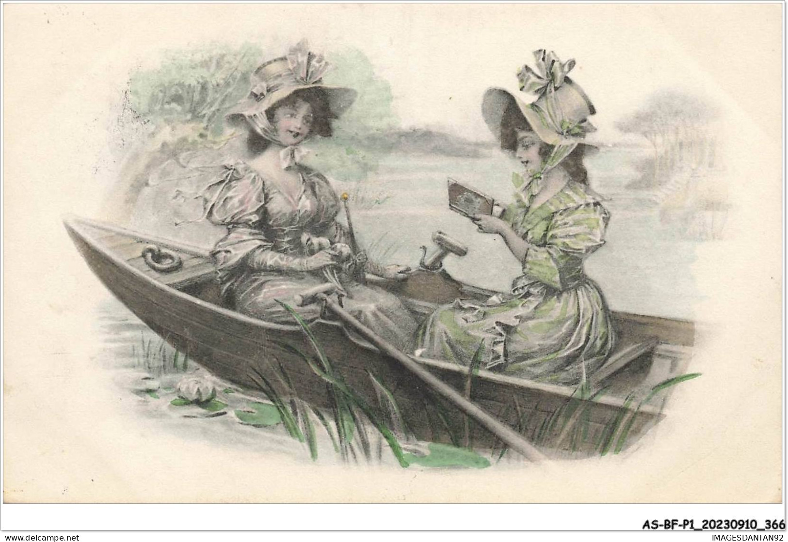AS#BFP1-0184 - FANTAISIE - Deux Jeunes Femmes Dans Une Barque, L'une Lisant - Mujeres