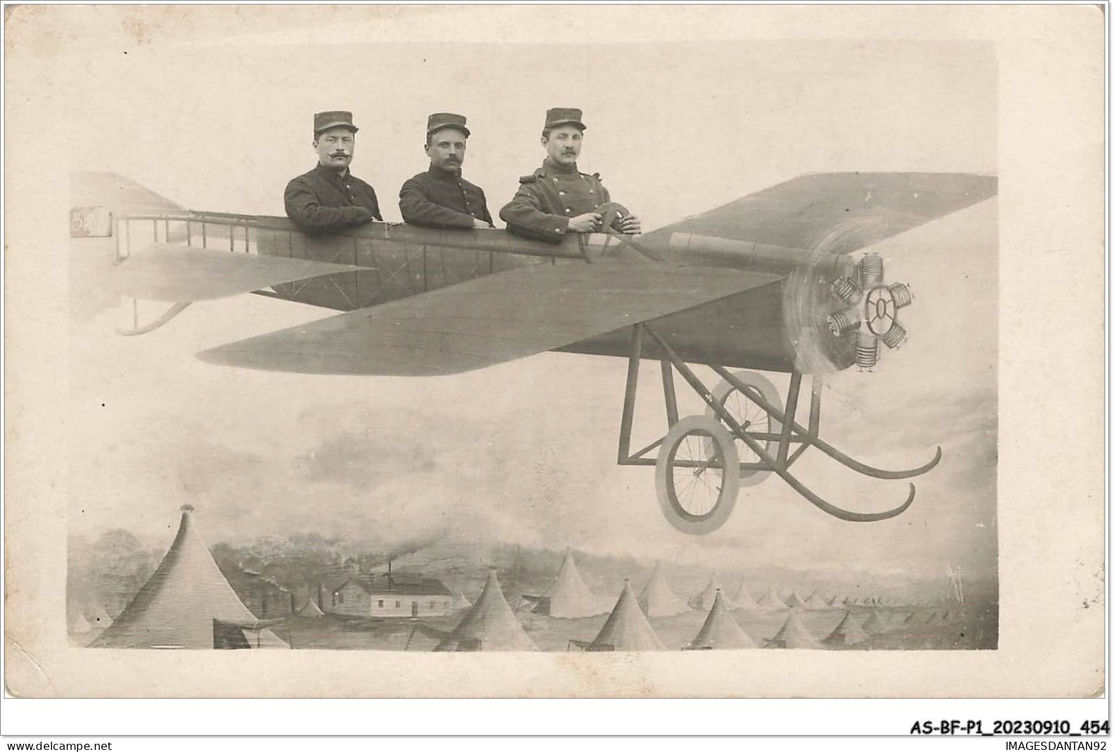 AS#BFP1-0228 - AVIATION - Militaires Dans Un Avion - Aviateurs - Carte Photo-montage - Piloten