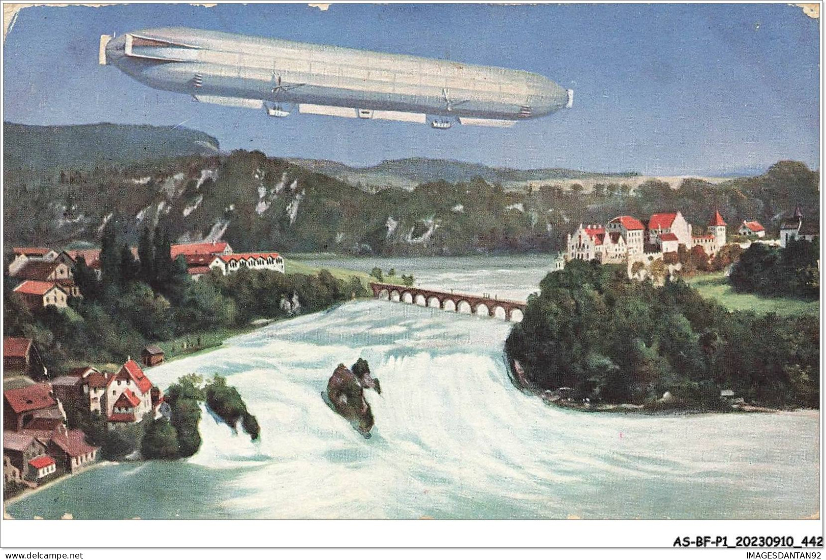 AS#BFP1-0222 - AVIATION - Dirigeable Zeppelin Au-dessus D'un Village - Luchtschepen