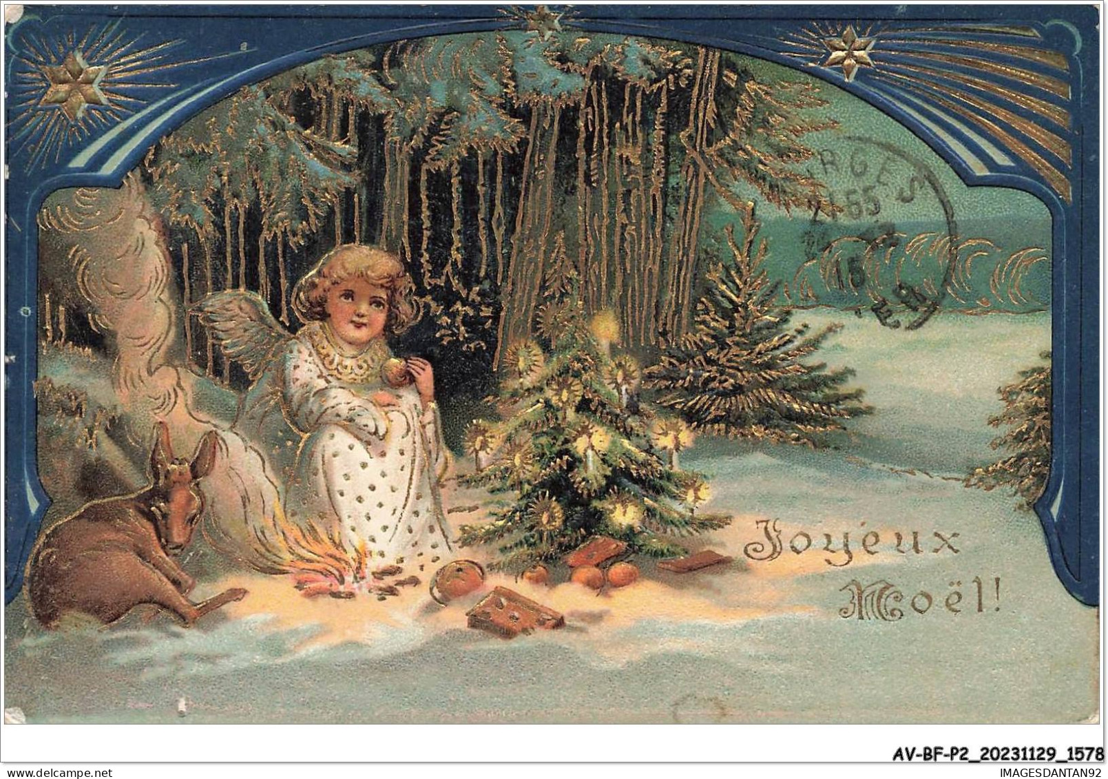 AV-BFP2-0976 - ANGE -Joyeux Noël - Ange Et Biche Près D'un Feu Et D'un Sapin - Carte Gaufrée - Angels