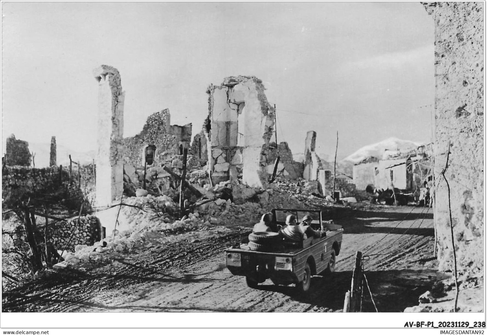 AV-BFP1-0120 - ITALIE - De Tunis à Sienne - Une Voiture Amphibie Traverse Un Village Italien En Ruine - Otros & Sin Clasificación