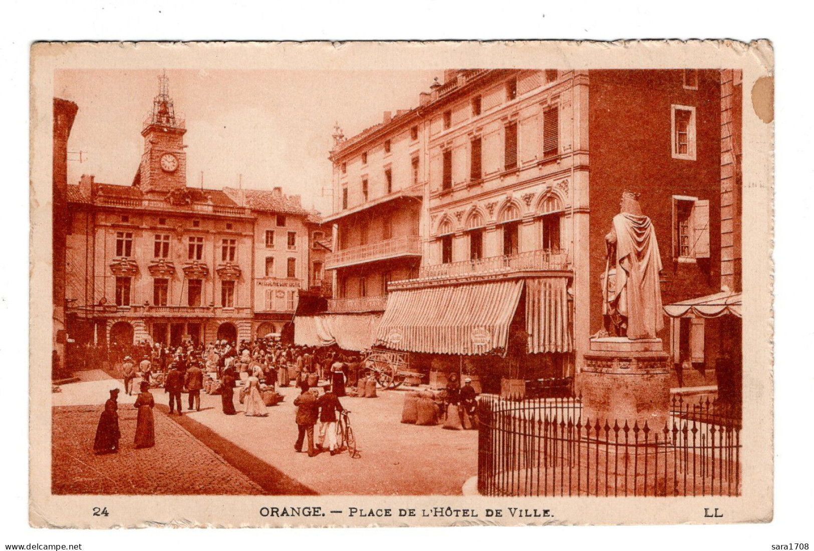 84 ORANGE, Marché Sur La Place De L'Hôtel De Ville.  - Orange