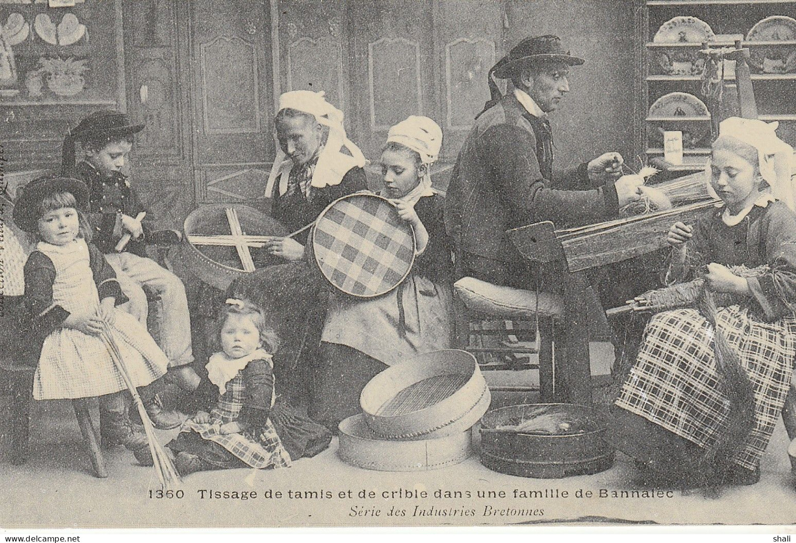 COPIE DE CARTE POSTALE ANCIENNE TISSAGE DE TAMIS ET DE CRIBLE DANS UNE FAMILLE DE BANNALEC - Bannalec