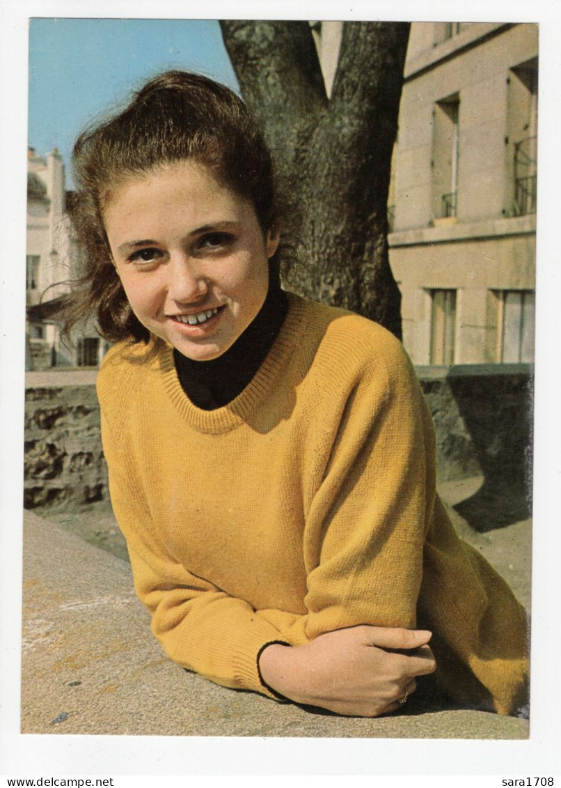 Gigliola CINQUETTI. RARE Carte Postale Année 1965-70 De Format 21 X 15 Cm. VOIR 2 SCAN. - Zangers En Musicus