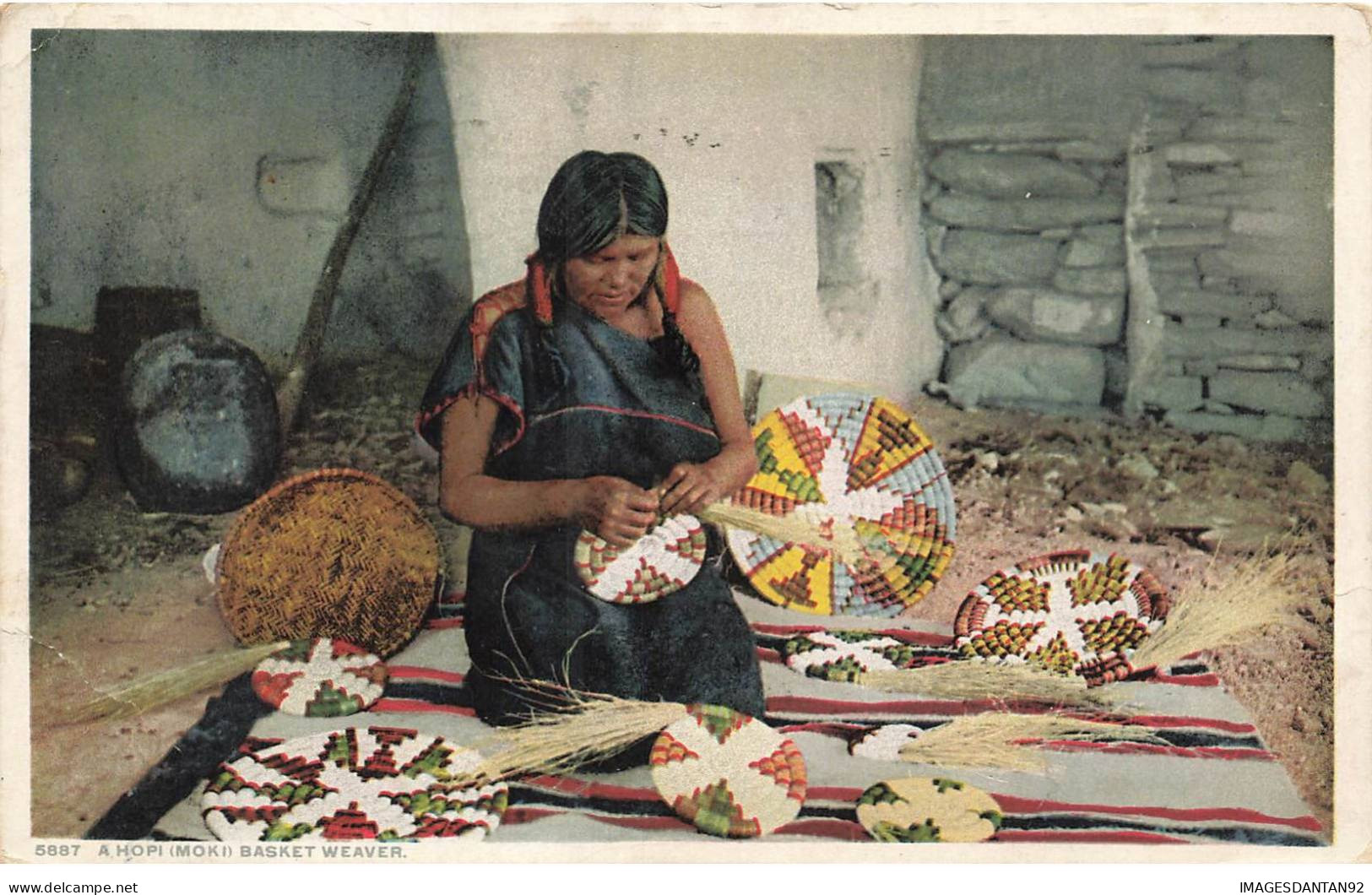 INDIEN #FG56239 A HOPI MOKI BASKET WEAVER - Indios De América Del Norte