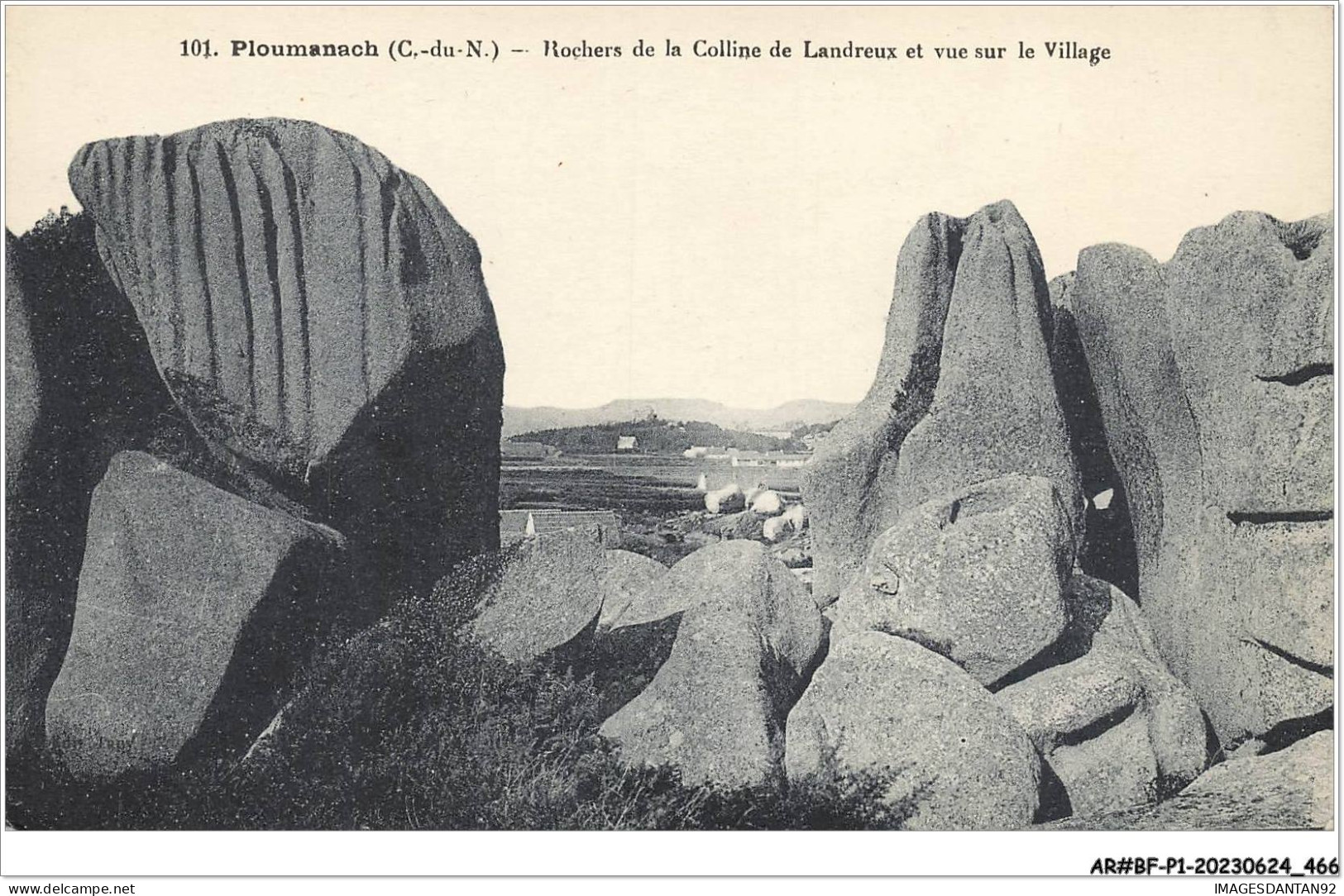 AR#BFP1-22-0234 - PLOUMANACH - Rochers De La Colline De Landreux Et Vue Sur Le Village - Ploumanac'h