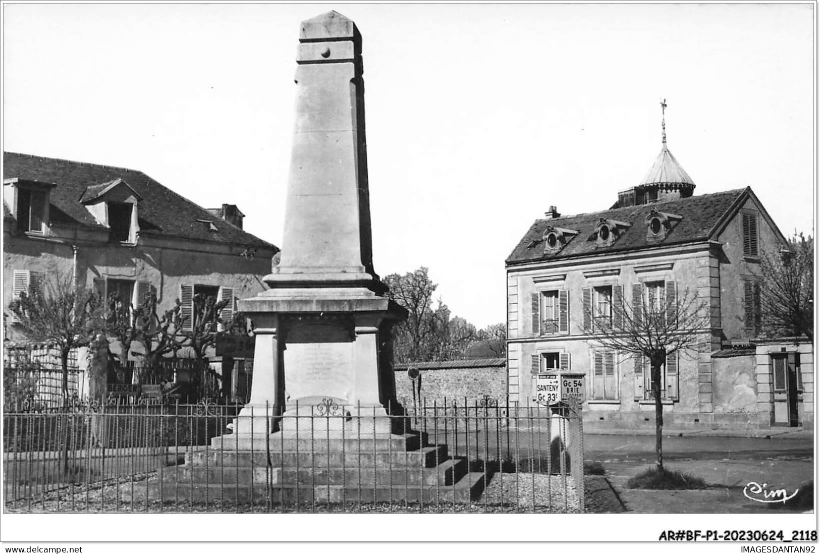 AR#BFP1-94-1081 - MANDRES - Le Monument Aux Morts - Place Aristide-Briand - NÂ°3 - Mandres Les Roses