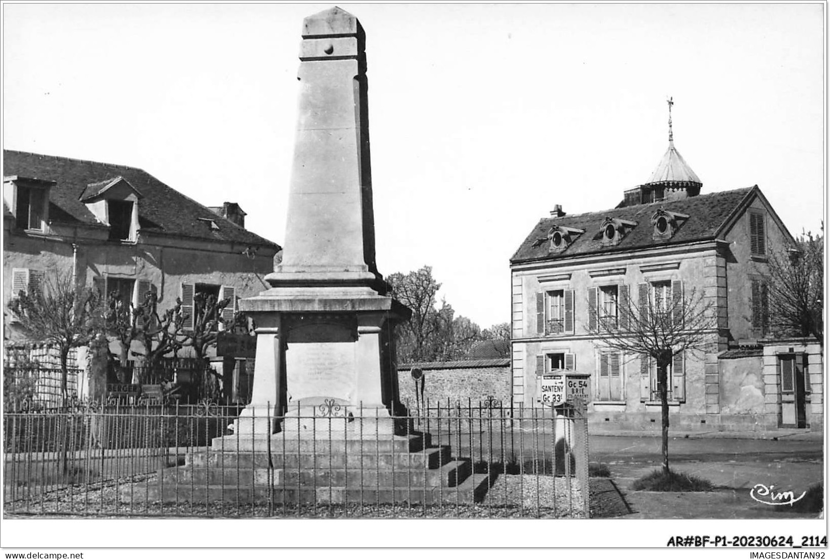 AR#BFP1-94-1056 - MANDRES - Le Monument Aux Morts - Place Aristide-Briand - NÂ°1 - Mandres Les Roses