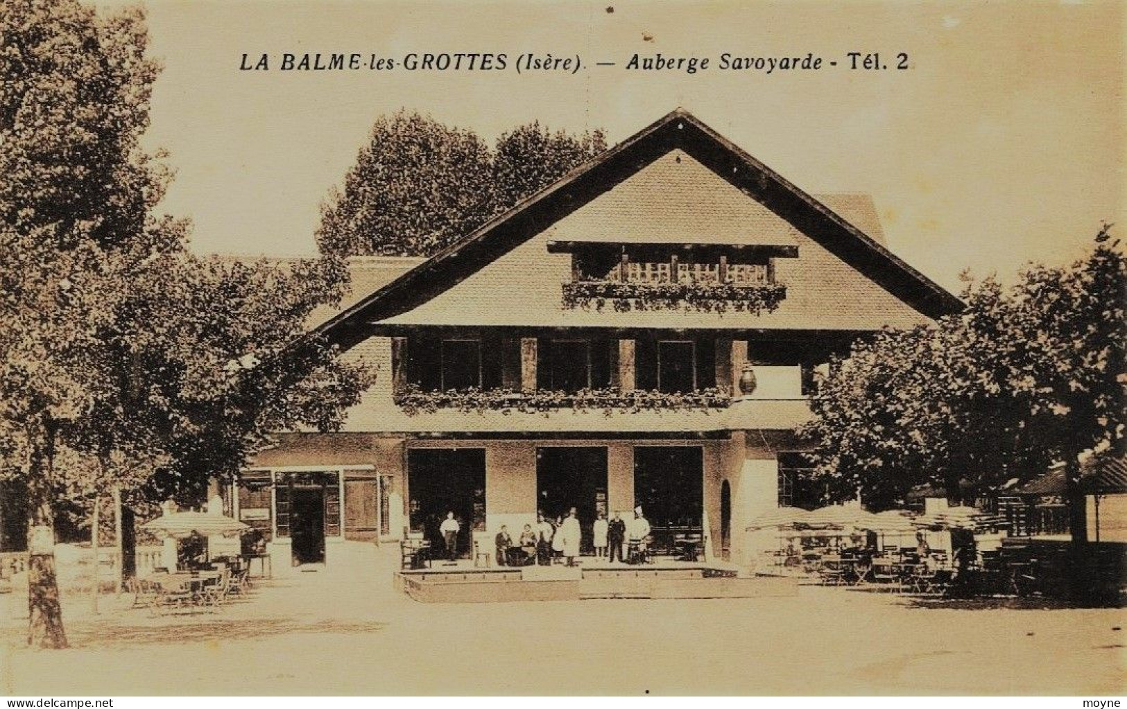 1944 - Isére  - Les GROTTES De LA BALME   :  AUBERGE SAVOYARDE ..TERRASSE ANIMEE .....disparue  ??? - Other & Unclassified