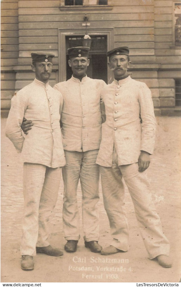MILITARIA - Militaires - Soldats - Trois Hommes Hommes - Carl Schatzmann Potsdam - YorkatraBe- Carte Postale Ancienne - Other & Unclassified