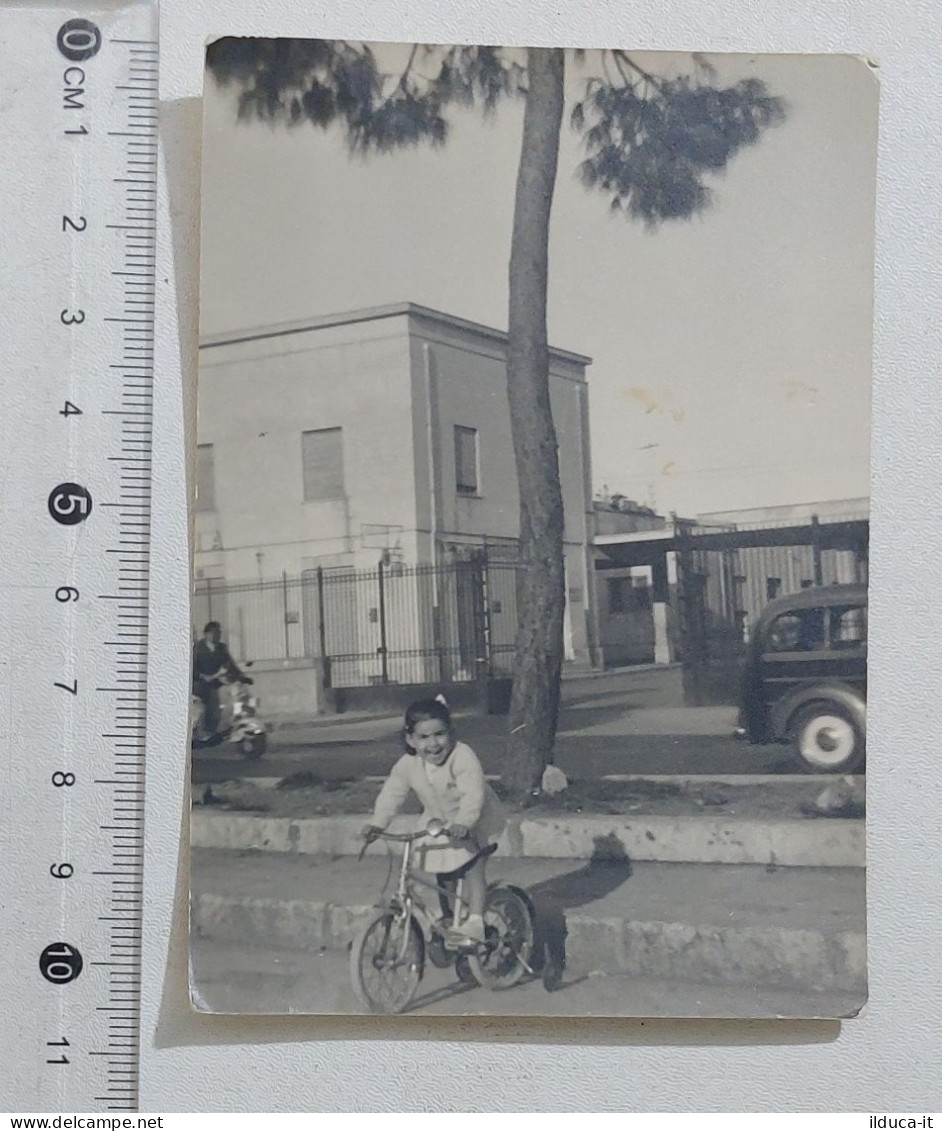 52312 0078 Foto D'epoca - Bambina In Bici Al Mercato Ittico Di Palermo - Anni 60 - Europa