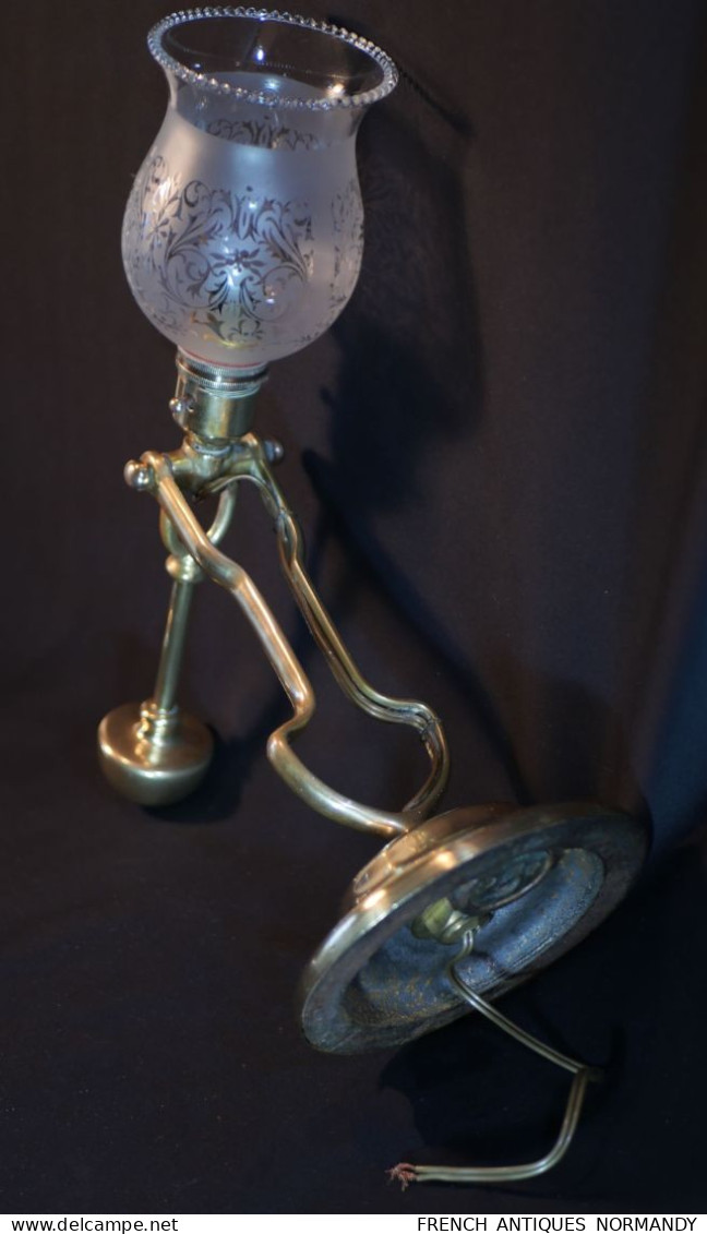 Paire de Lampes CGM Compagnie Générale Maritime en bronze à bascule Lampes de table ou d'applique signées HARCOURTS époq