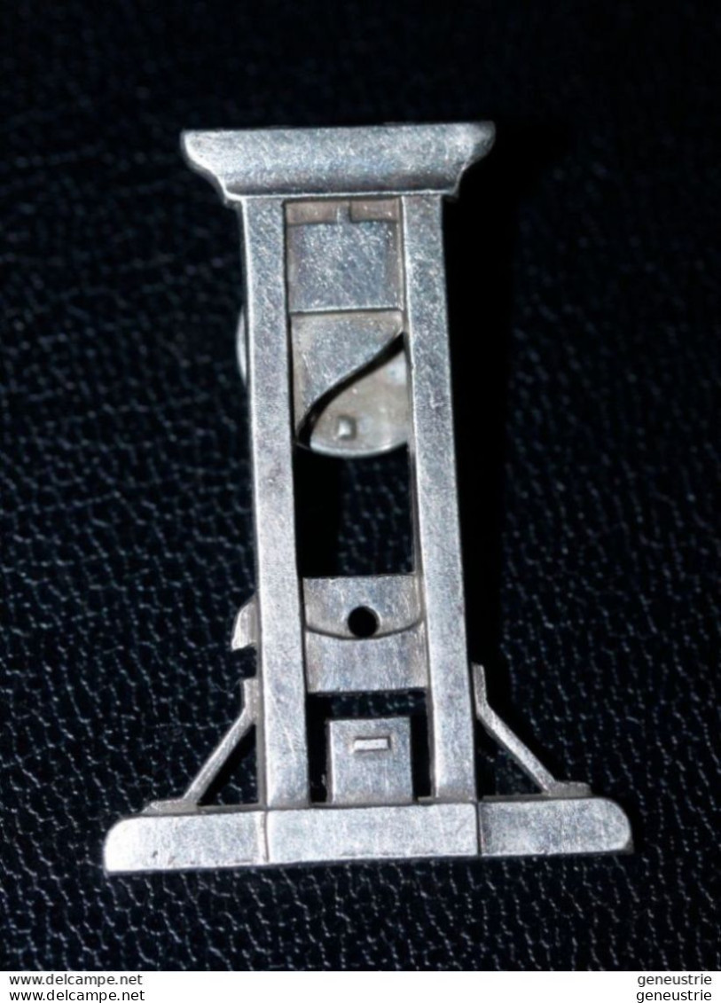 Belle Broche Type Pin's "Guillotine" Cuivre Nickelé - Altri & Non Classificati