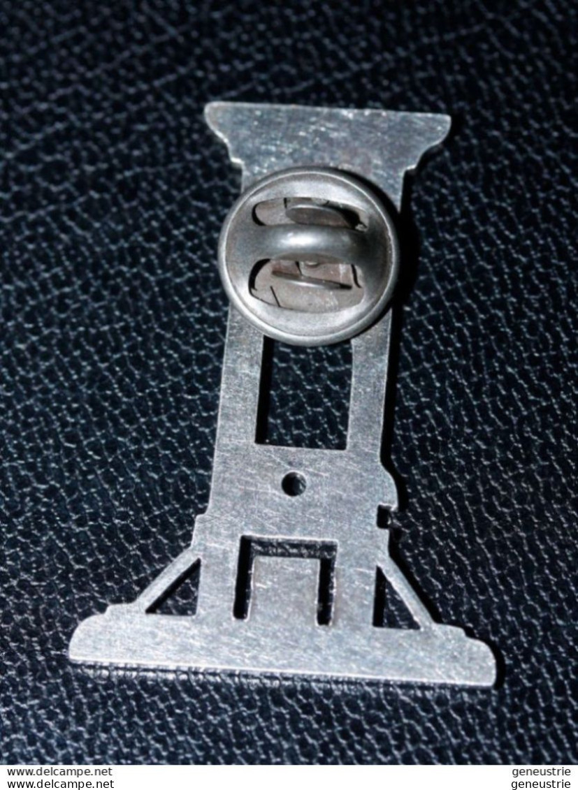 Belle Broche Type Pin's "Guillotine" Cuivre Nickelé - Other & Unclassified