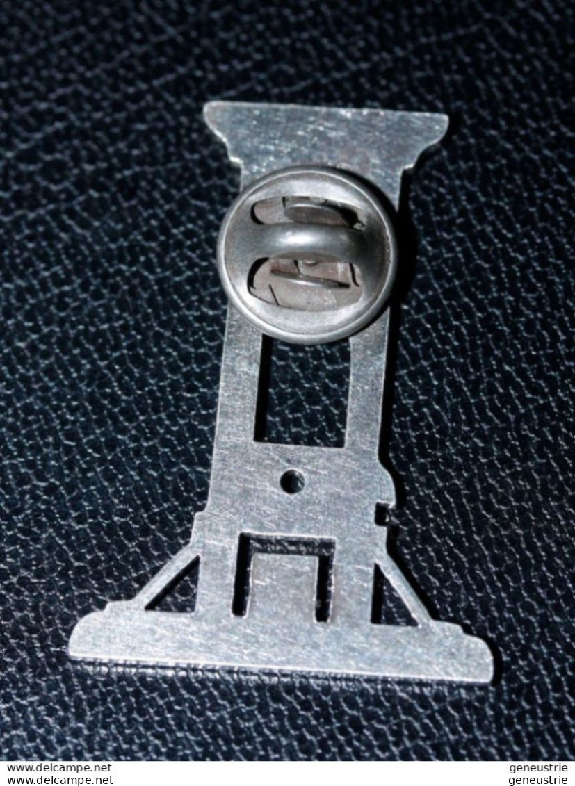 Belle Broche Type Pin's "Guillotine" Cuivre Nickelé - Autres & Non Classés