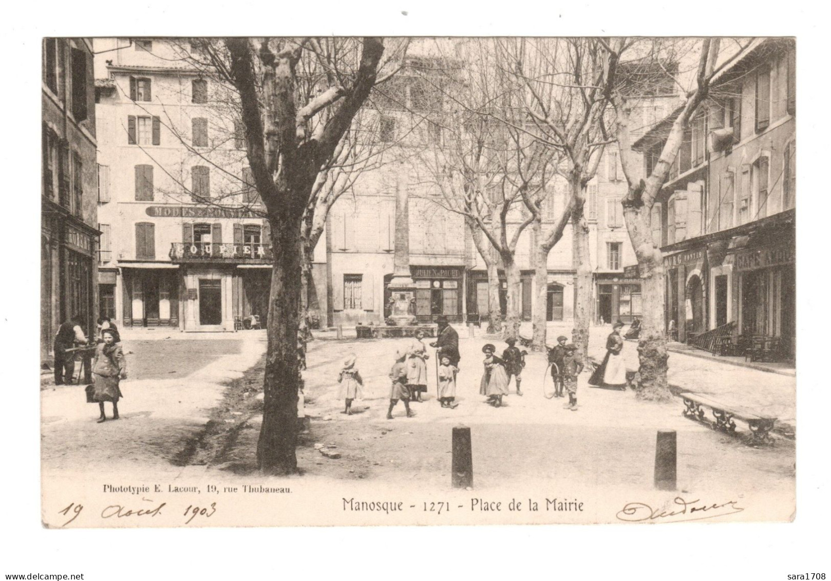 04 MANOSQUE, Place De La Mairie, Enfant Au Cerceau. Belle Animation.  éditeur LACOUR N°1271.  - Manosque